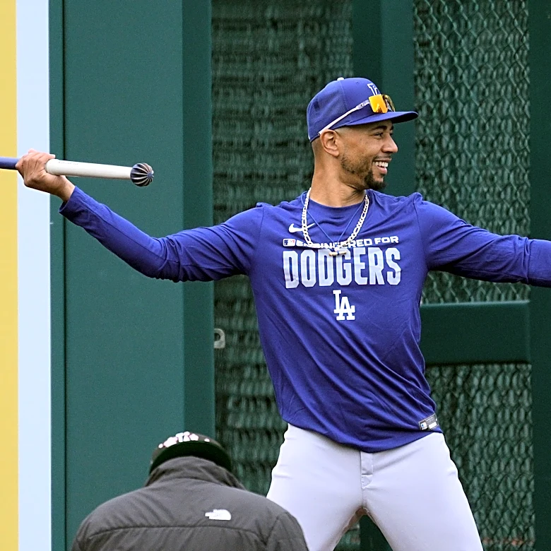 Dodgers place Mookie Betts on injured list with right oblique strain