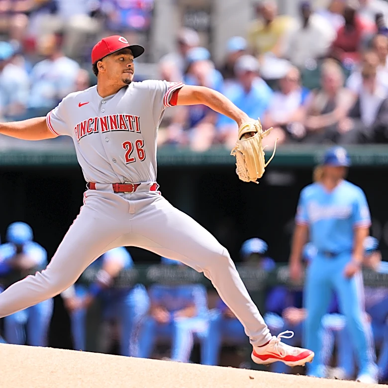 De La Cruz leads Reds to 2-1 win over Rangers and series sweep