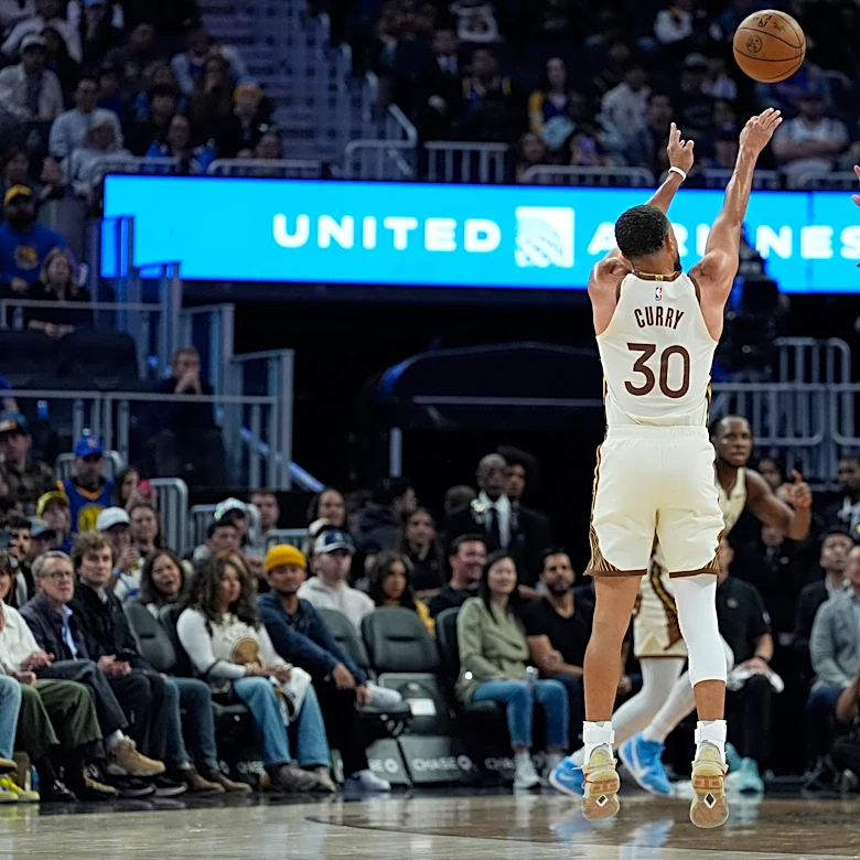 Curry scores 17 points with two 4-point plays in second game back from injury, Warriors beat Kings