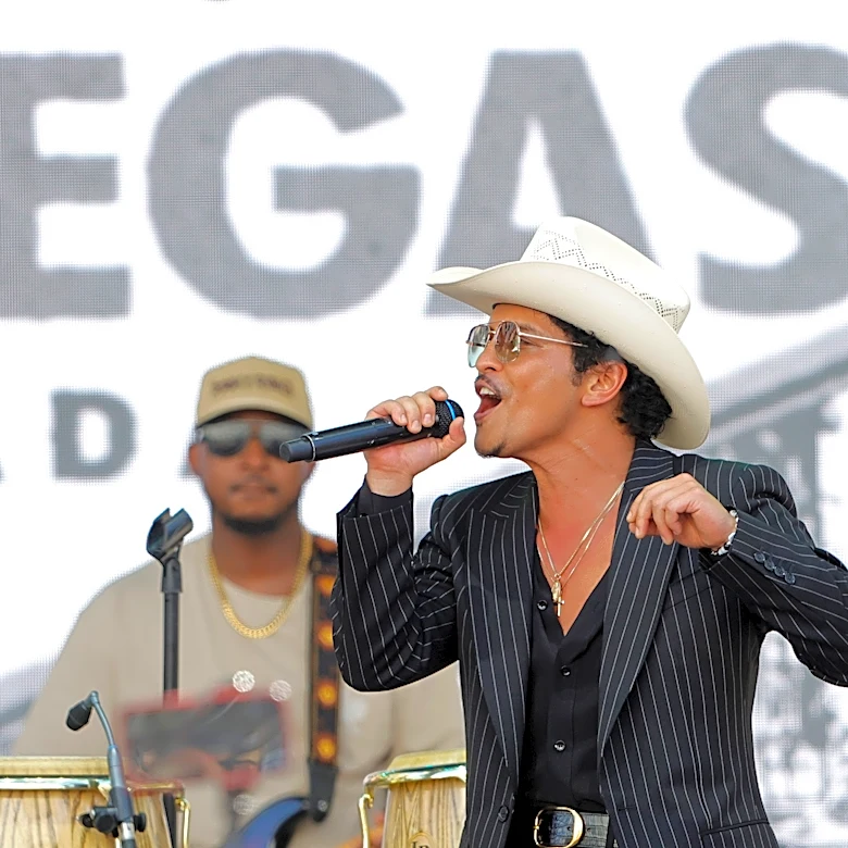 'New king of Las Vegas' is celebrated with Strip parade