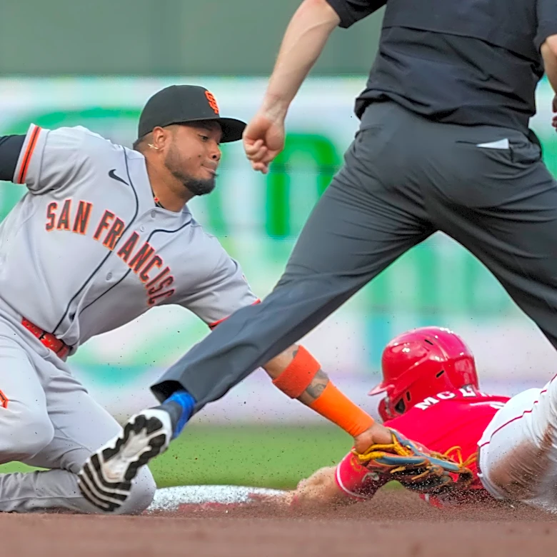 Stewart and Steer go deep, Reds beat Giants 2-1
