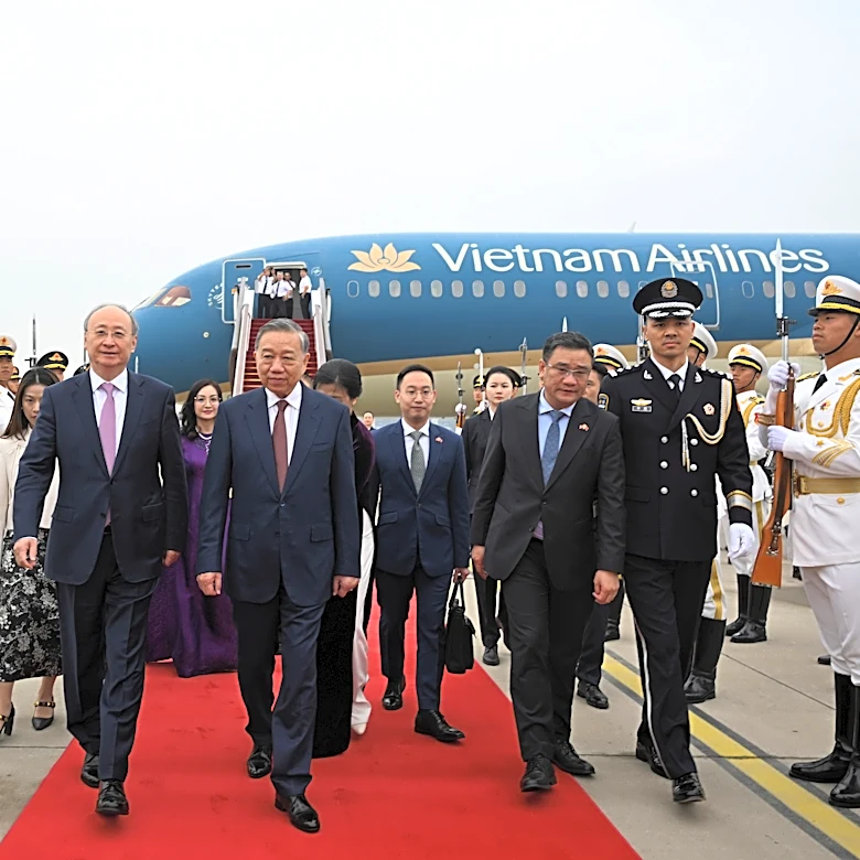 Vietnam’s new leader meets China’s Xi on his first overseas trip