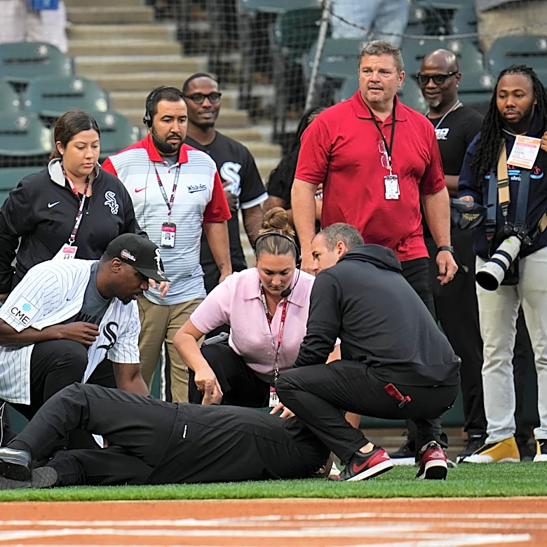 Singer leading Jackie Robinson festivities collapses before White Sox game against Rays