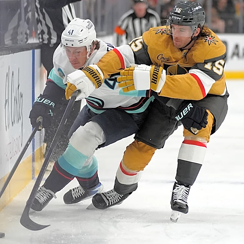 Golden Knights win the Pacific Division title, beating the Kraken 4-1