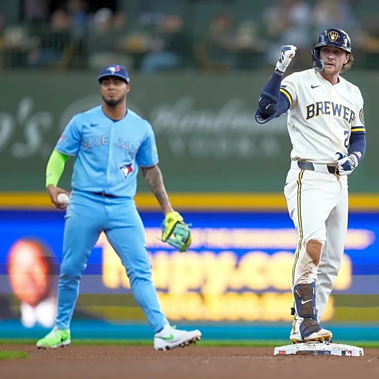 Brewers capitalize on three straight bunts to score go-ahead run in 2-1 win over Blue Jays