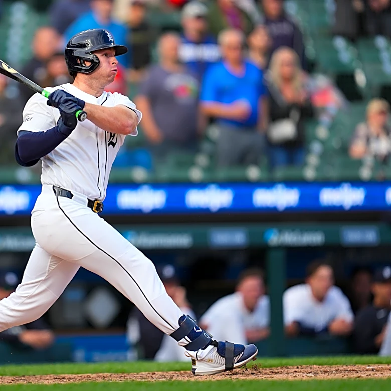 Tigers extend win streak to 6 by rallying in 9th for rain-delayed 10-9 victory over Royals