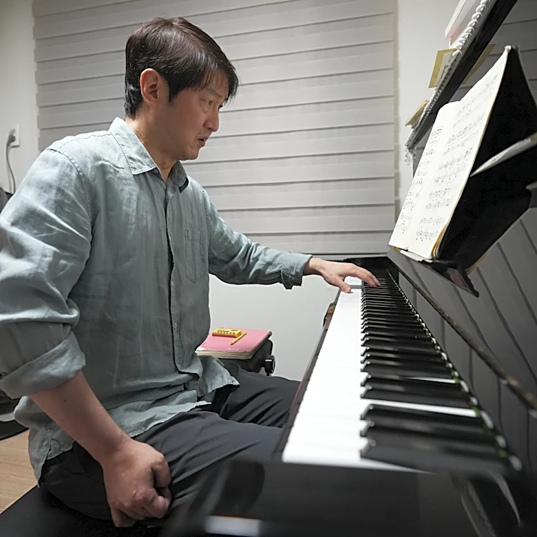 After a paralyzing stroke, a South Korean pianist recreates himself as a one-handed performer