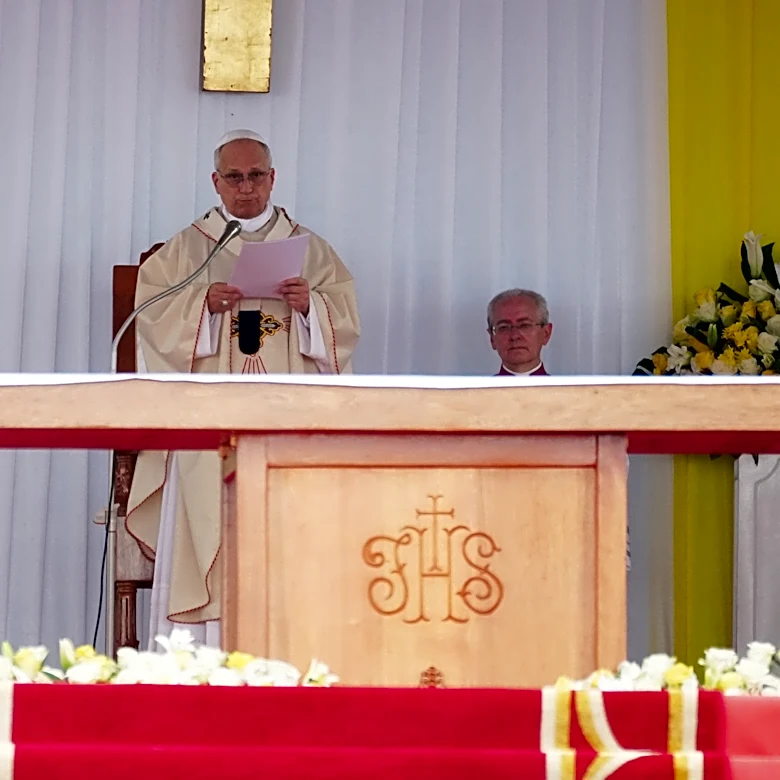 Pope urges young people to resist temptation of corruption in big Mass in Cameroon