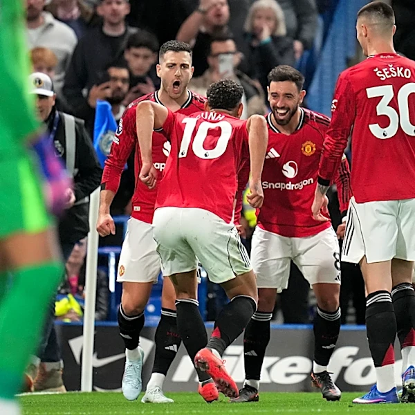 Late goal hurts Tottenham's Premier League survival hopes and Chelsea loses to Man United