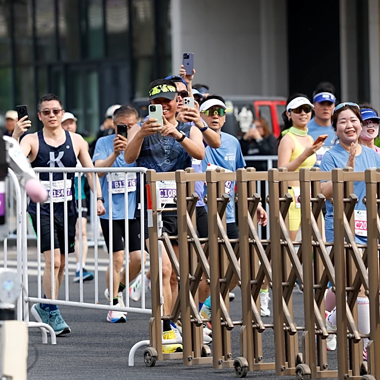 A humanoid robot sprints to victory in Beijing, beating the human half-marathon world record