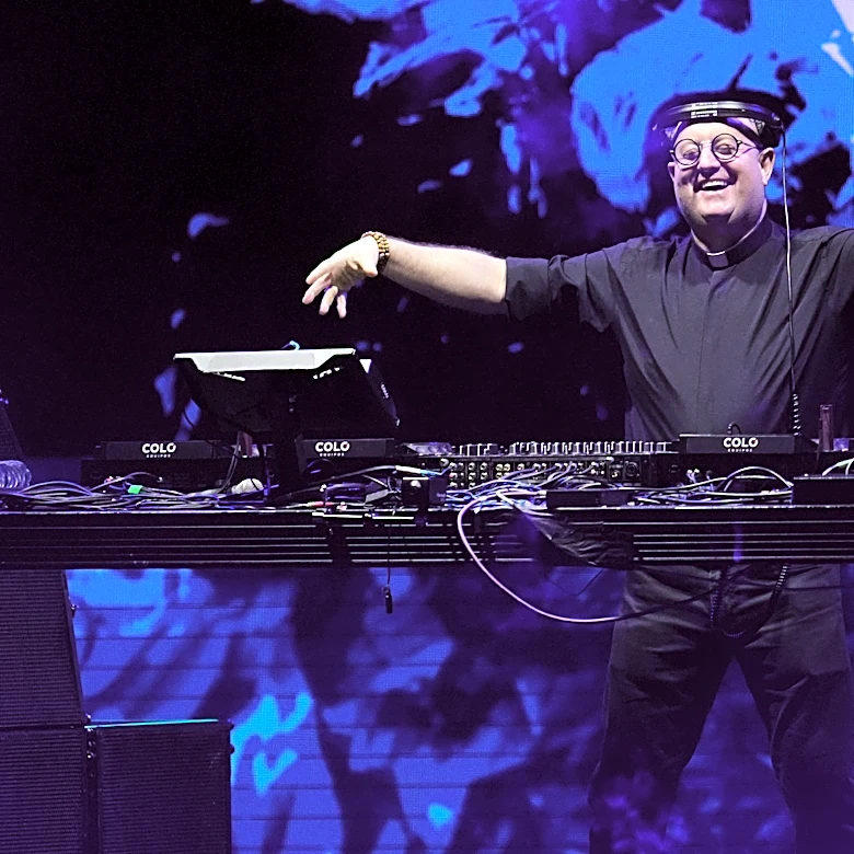 Padre Guilherme hosts rave in Argentina's capital honoring late Pope Francis