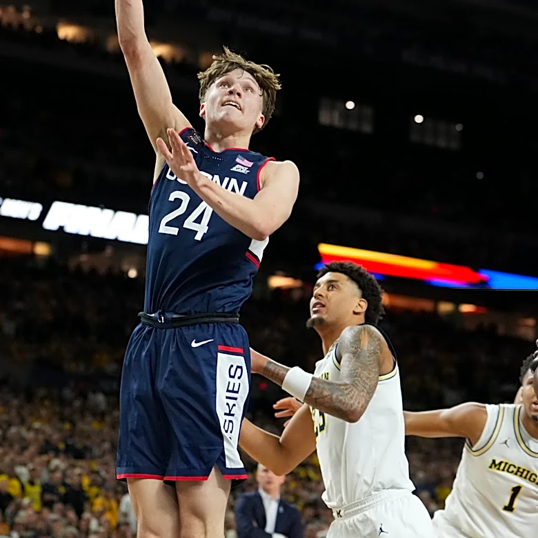 NCAA tourney star Braylon Mullins decides to chase national title at UConn instead of heading to NBA