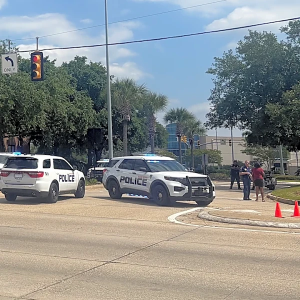 Police say 10 hurt, suspects fled after two groups open fire inside Mall of Louisiana