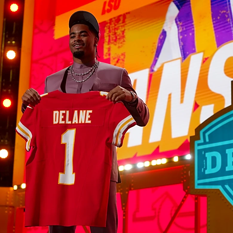 Tornado sirens send Chiefs draft staff scrambling for shelter before making their first-round pick