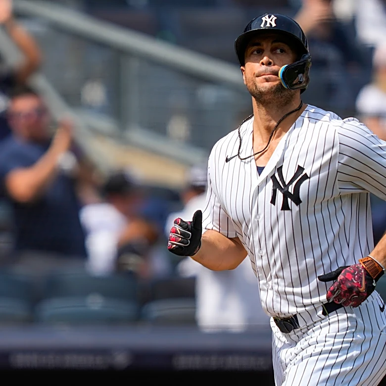 Yankees' Giancarlo Stanton leaves in 6th inning against Astros because of tightness in right leg