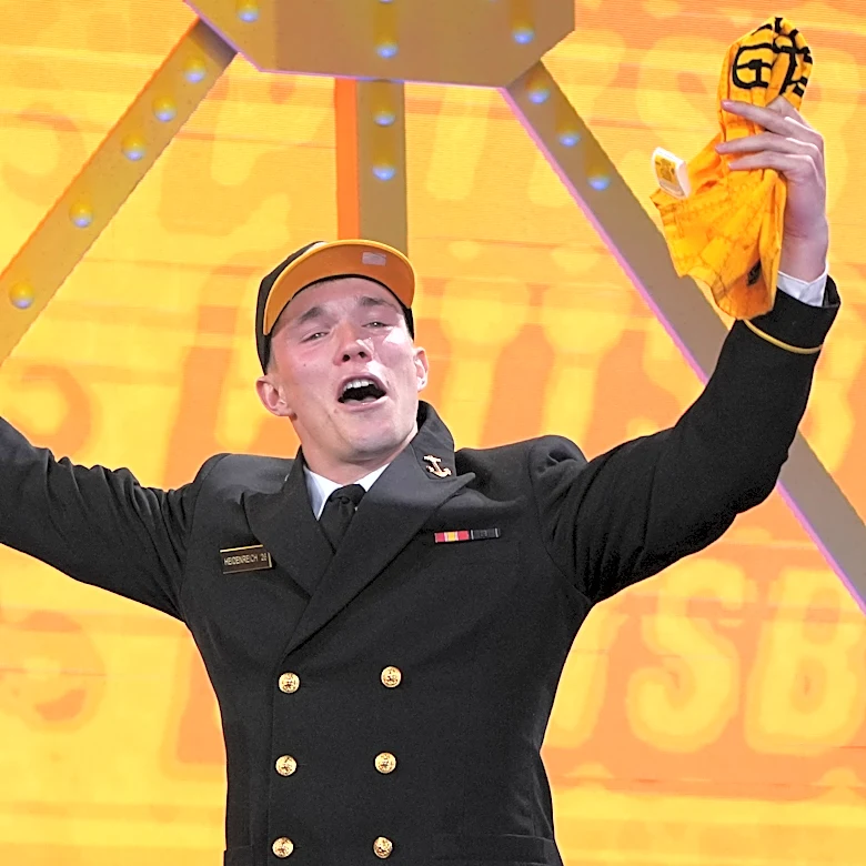 Steelers use 7 of 10 draft picks on offense as they wait for Rodgers to decide on return