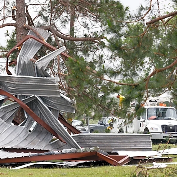 Fast-moving storms batter the Midwest, flooding streets and stranding commuters