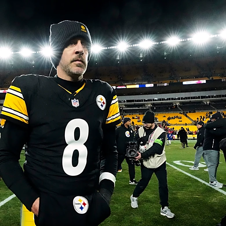 Steelers place unrestricted free-agent tender on Aaron Rodgers