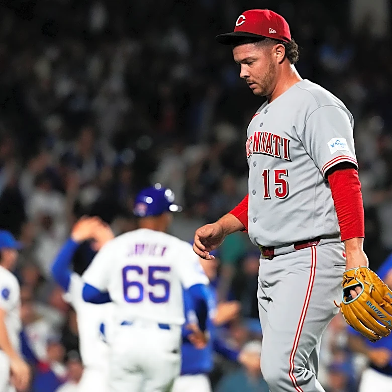 Reds closer Emilio Pagán carted off with an apparent left hamstring injury against the Cubs