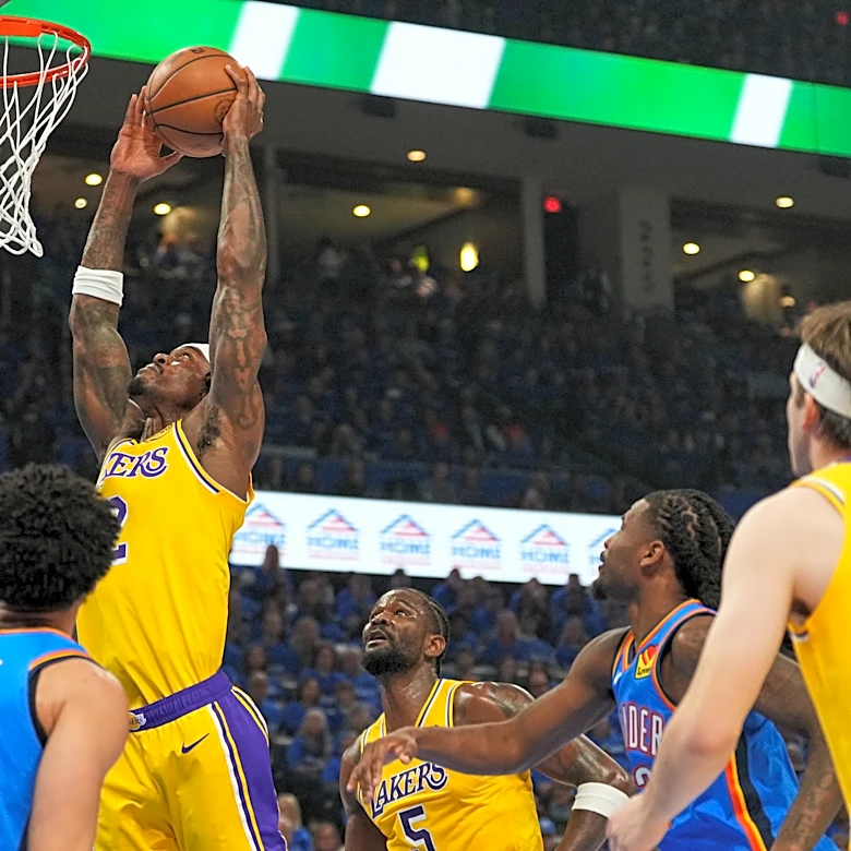 Lakers forward Vanderbilt suffers 'gruesome' injury to right pinkie while trying to block shot