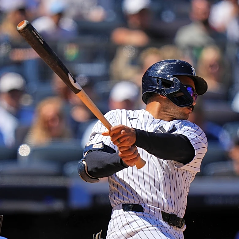 Grisham leads Yankees over Rangers 9-2 for 16th win in 19 games but Domínguez hurt hitting wall