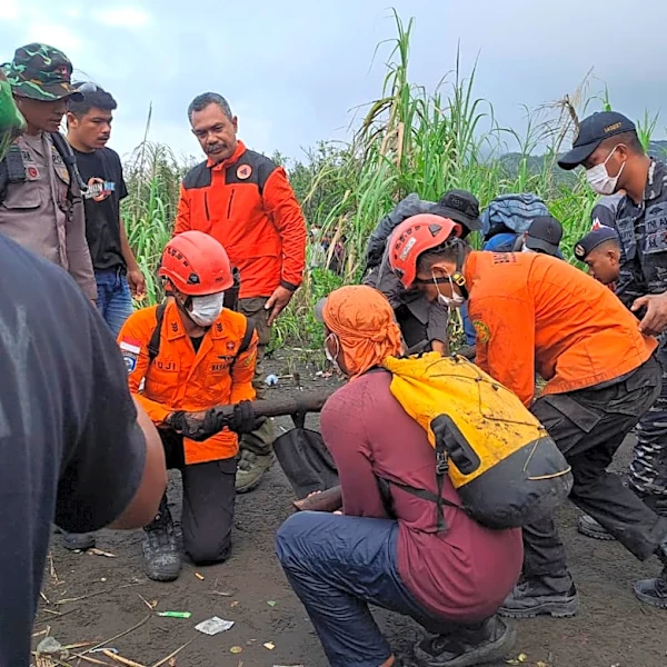 Bodies retrieved from Indonesian volcano after eruption kills 3 hikers