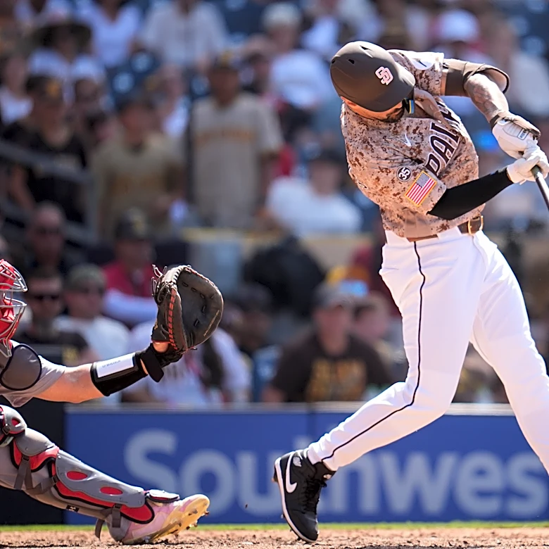 Castellanos hits tying homer in 9th and Machado delivers in 10th as Padres rally past Cardinals 3-2