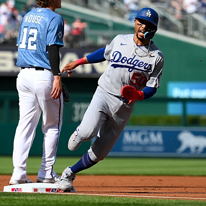 Mookie Betts returns to the Dodgers' lineup after an oblique injury