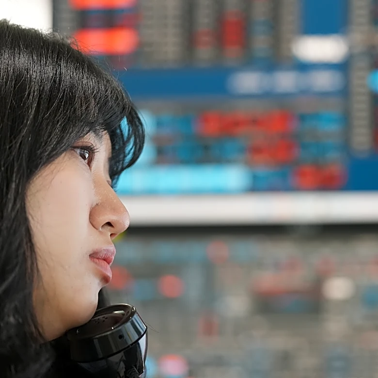 Asian shares trade mixed as AI excitement fades and war worries continue