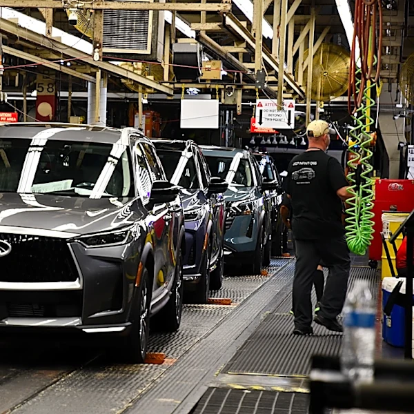 Japanese automaker Nissan reduces losses and expects to return to profit