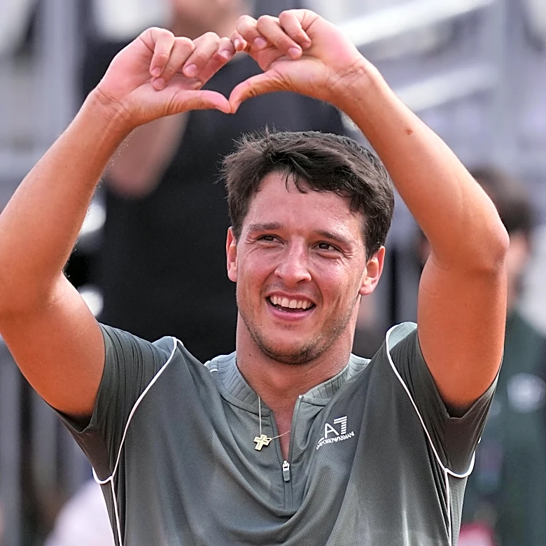 Smoke and coffee fire up Darderi for after-midnight win at Italian Open quarterfinals