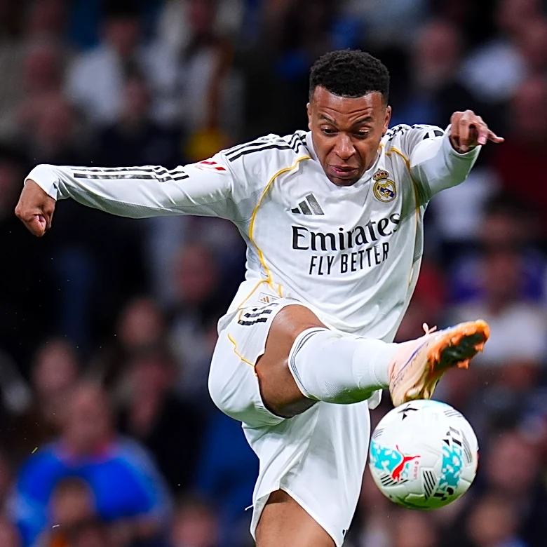 Kylian Mbappé among players jeered by Real Madrid fans at the Bernabeu in 2-0 win over Oviedo