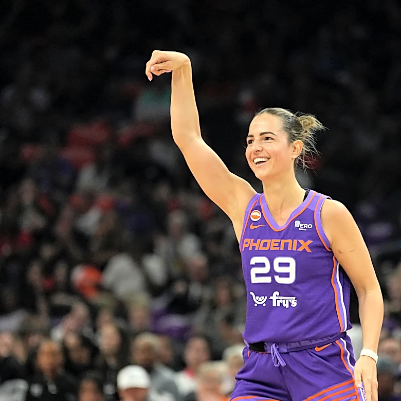 Nogic scores 27 points, Mercury blow big lead before topping Sky 91-83