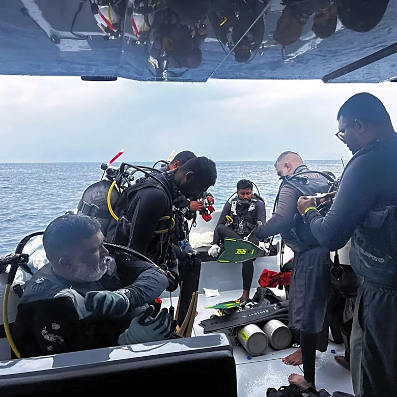 Maldives divers search for bodies of 4 Italians in an underwater cave