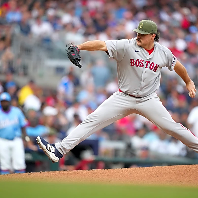 Willson Contreras hits a 2-run homer in the 8th to lift the Red Sox past the Braves, 3-2