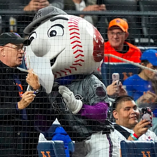 Weaver escapes bases-loaded jam against former team, Mets beat Yankees 6-3 to even Subway Series