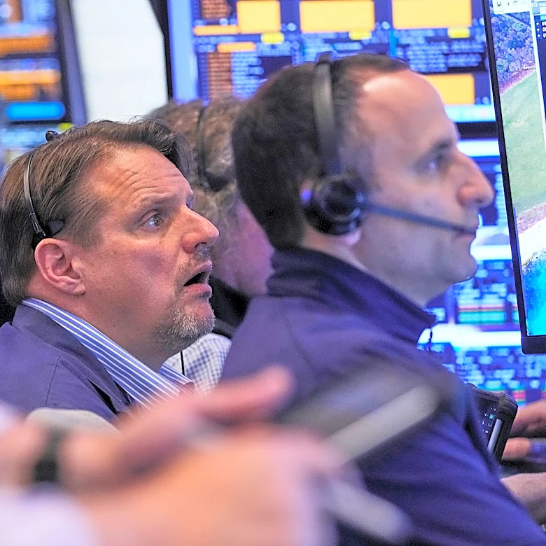 A reversal in oil prices helps stock markets worldwide to steady