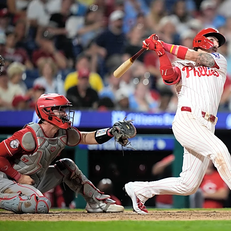 Bryson Stott's 2-run HR in the 8th inning lifts Phillies past the Reds 5-4