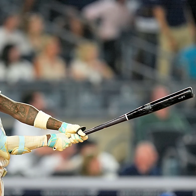 Bellinger, Chisholm hit 2-run homers in 7th-inning rally, Yankees hang on to top Blue Jays 7-6