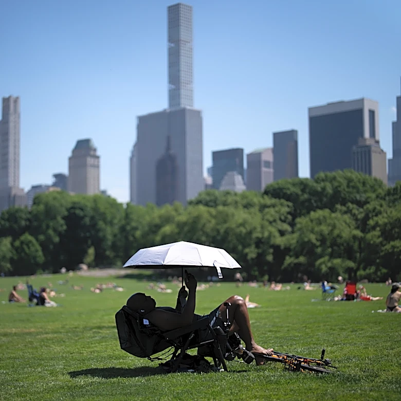 Eastern US sweats through another hot day before rain, cold move in