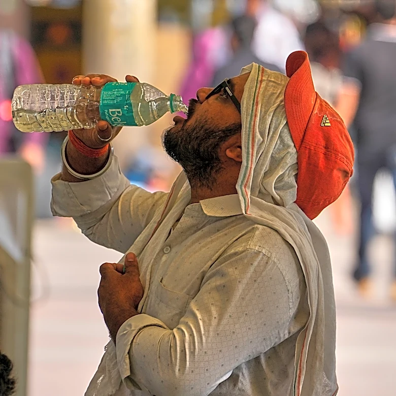 Heat wave empties roads and markets in north India as some farmers turn to nighttime work