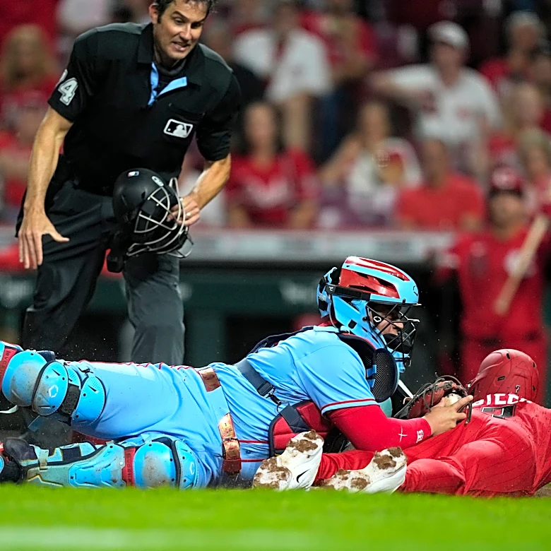 Reds get 3-run homer from De La Cruz and outlast Cardinals 7-6 in 11 innings to split doubleheader