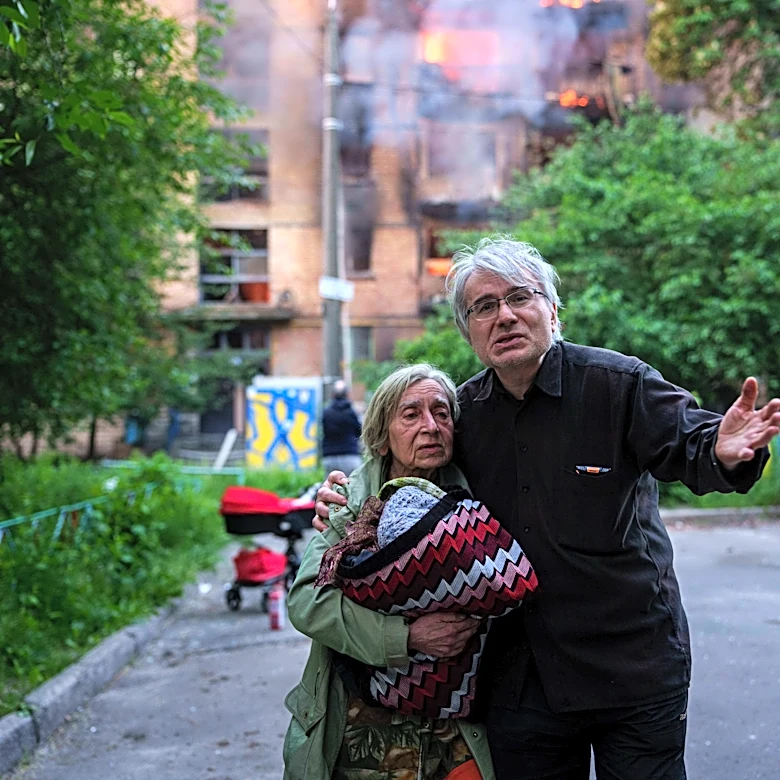 Russia pounds Kyiv with missiles and drones, shaking city center and killing 1