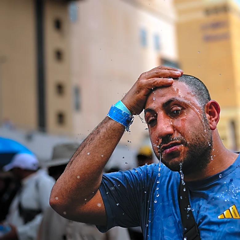 Muslims begin the annual Hajj in sweltering heat against a backdrop of war concerns