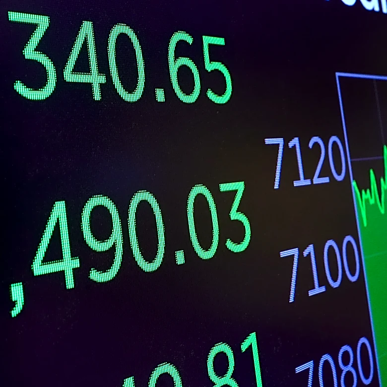 Democrats feud over stock trading as they sharpen anti-corruption case against Trump