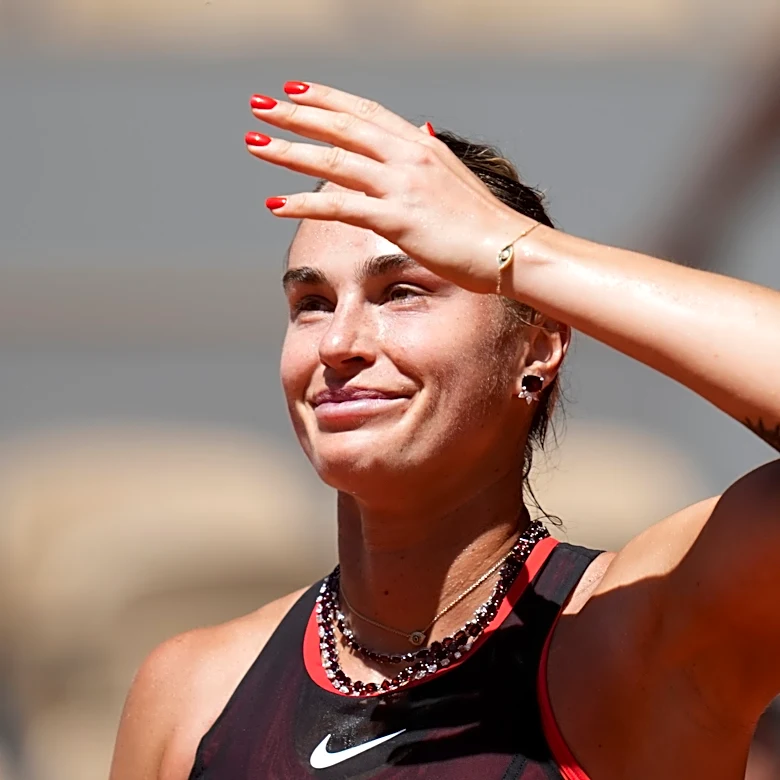 Sabalenka takes advantage of heat wave in French Open win. Medvedev loses in 5 sets