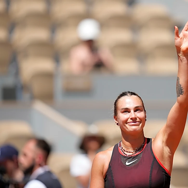 Sabalenka's necklaces sparkle as top-ranked star wins in French Open sunshine, Medvedev loses