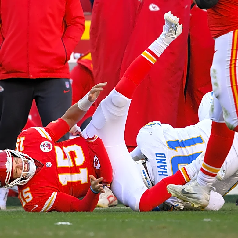 Mahomes takes part in Chiefs' first voluntary workout, just 5 months after undergoing knee surgery