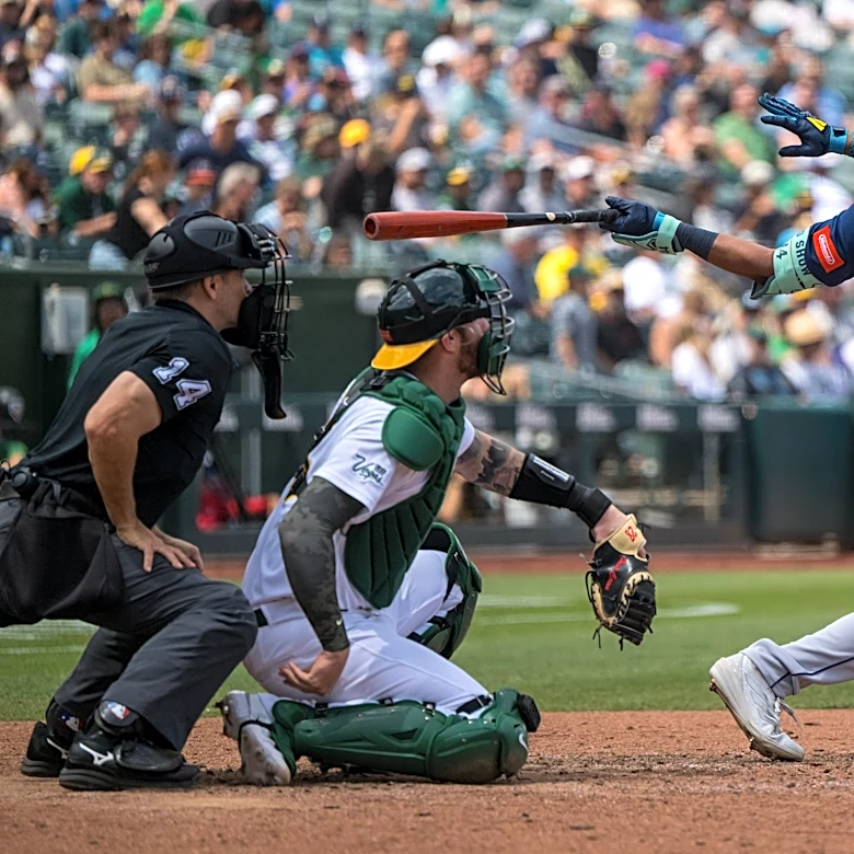 Refsnyder, Rodríguez hit 3-run HRs as Mariners top Athletics 9-1, move into 1st place in AL West