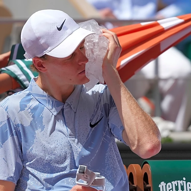 Sinner appears to be struggling with the heat in French Open second round
